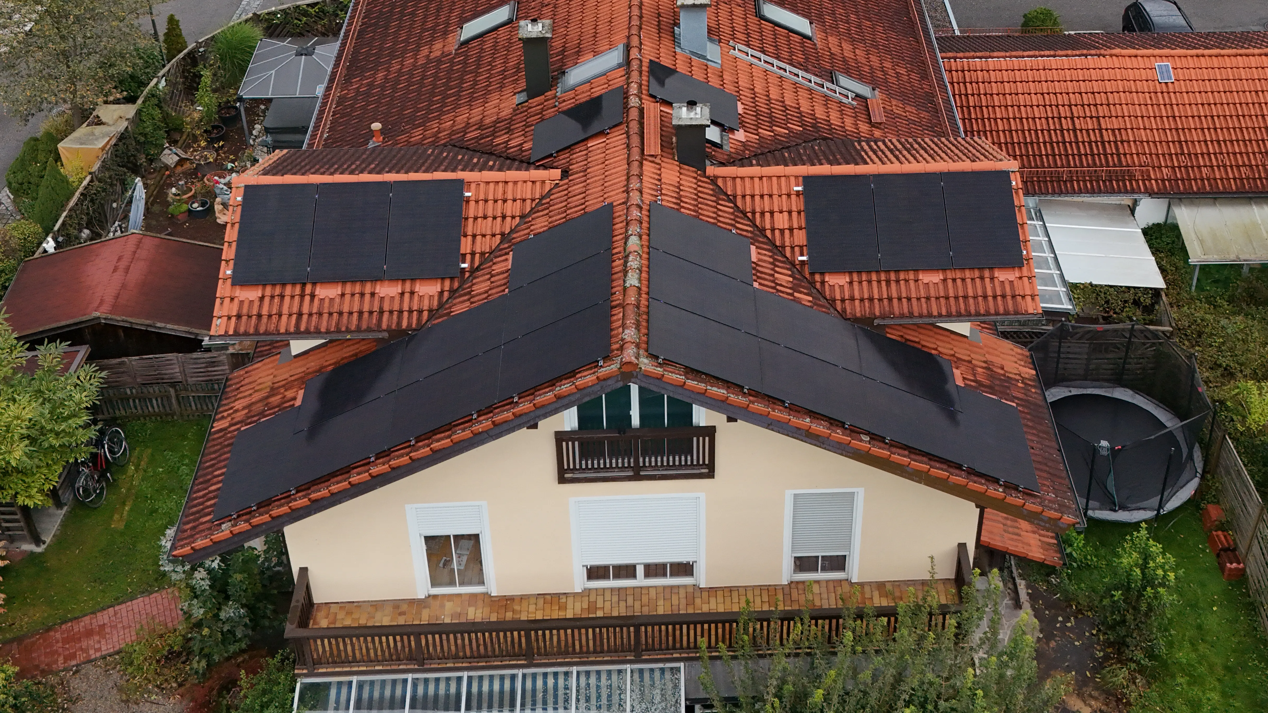 Rotes Dach mit AIKO Solar 540W Glas-Glas Full Black Modul AIKO-A540-MCE60Db Neostar 3S+ und SolarEdge Leistungsoptimierer s500B