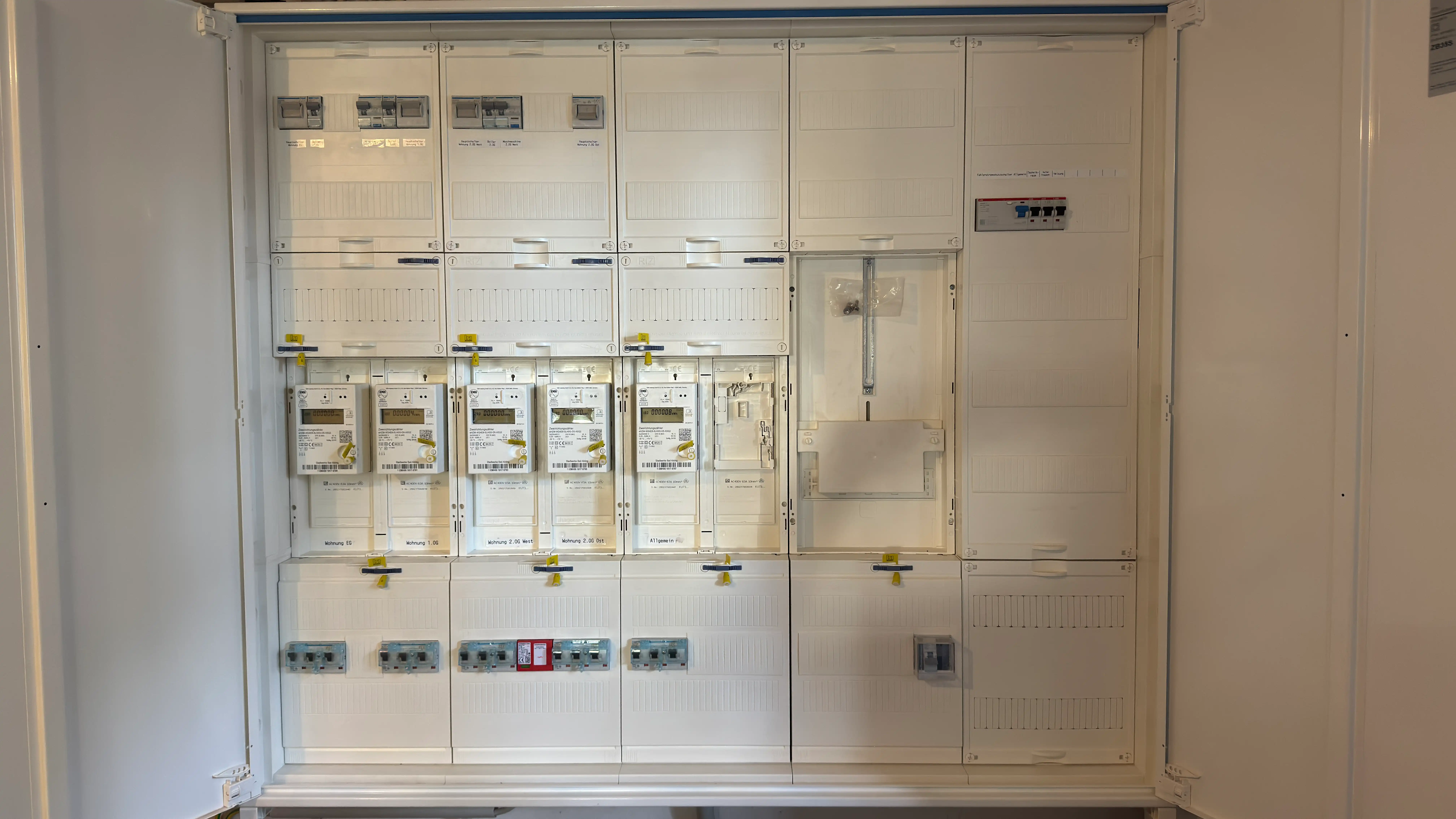 Hager Zählerschrank mit – Drehstrom und Zweirichtungszähler mit Stecktechnik für PV und Mehrfamilienhäuser