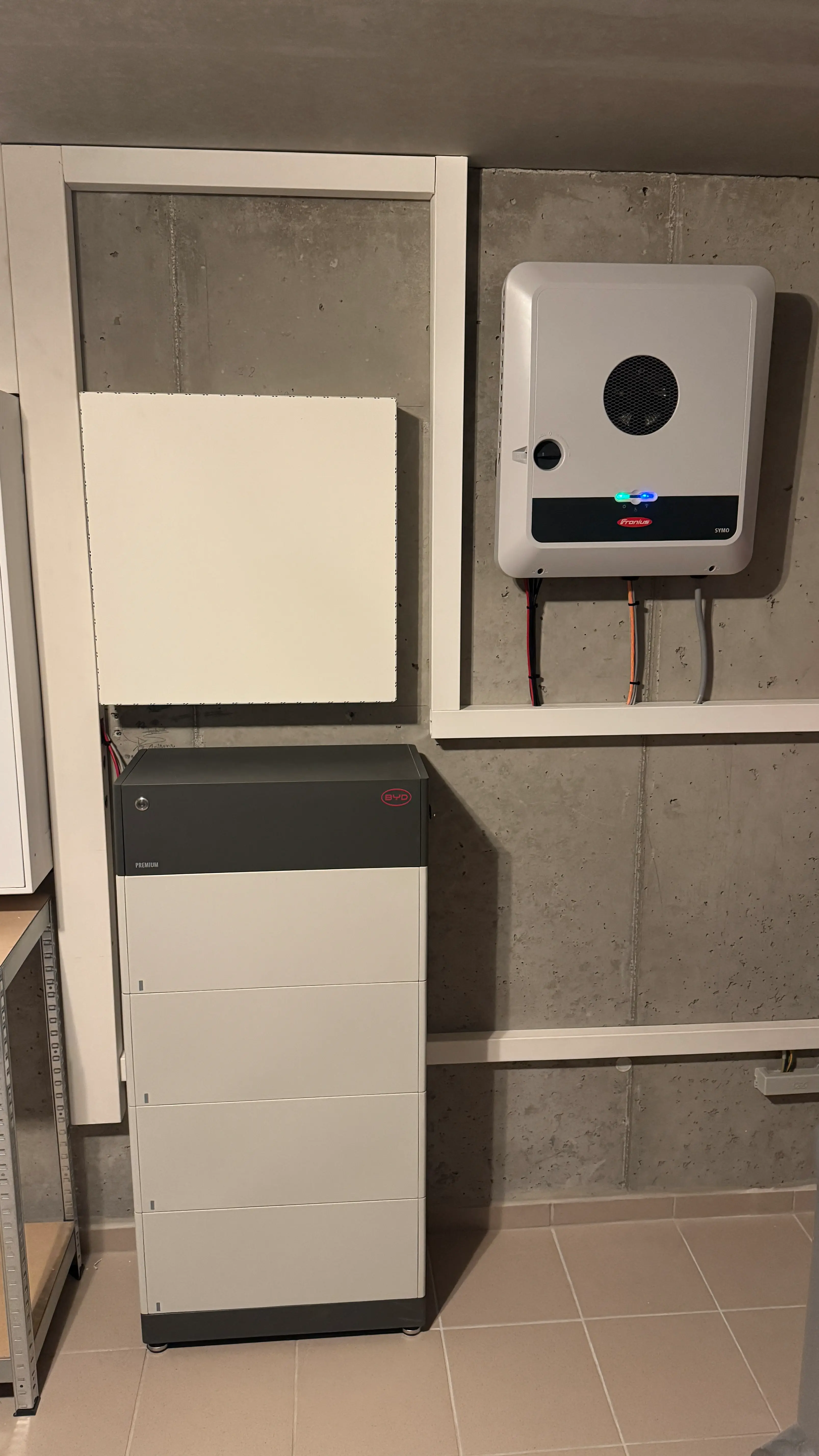 BYD Battery-Box Premium HVS 12.8 Hochvolt-Stromspeicher kombiniert mit Fronius Symo GEN24 10.0 Plus Hybrid-Wechselrichter – leistungsstarke Photovoltaik-Speicherlösung für maximale Eigenverbrauchsoptimierung