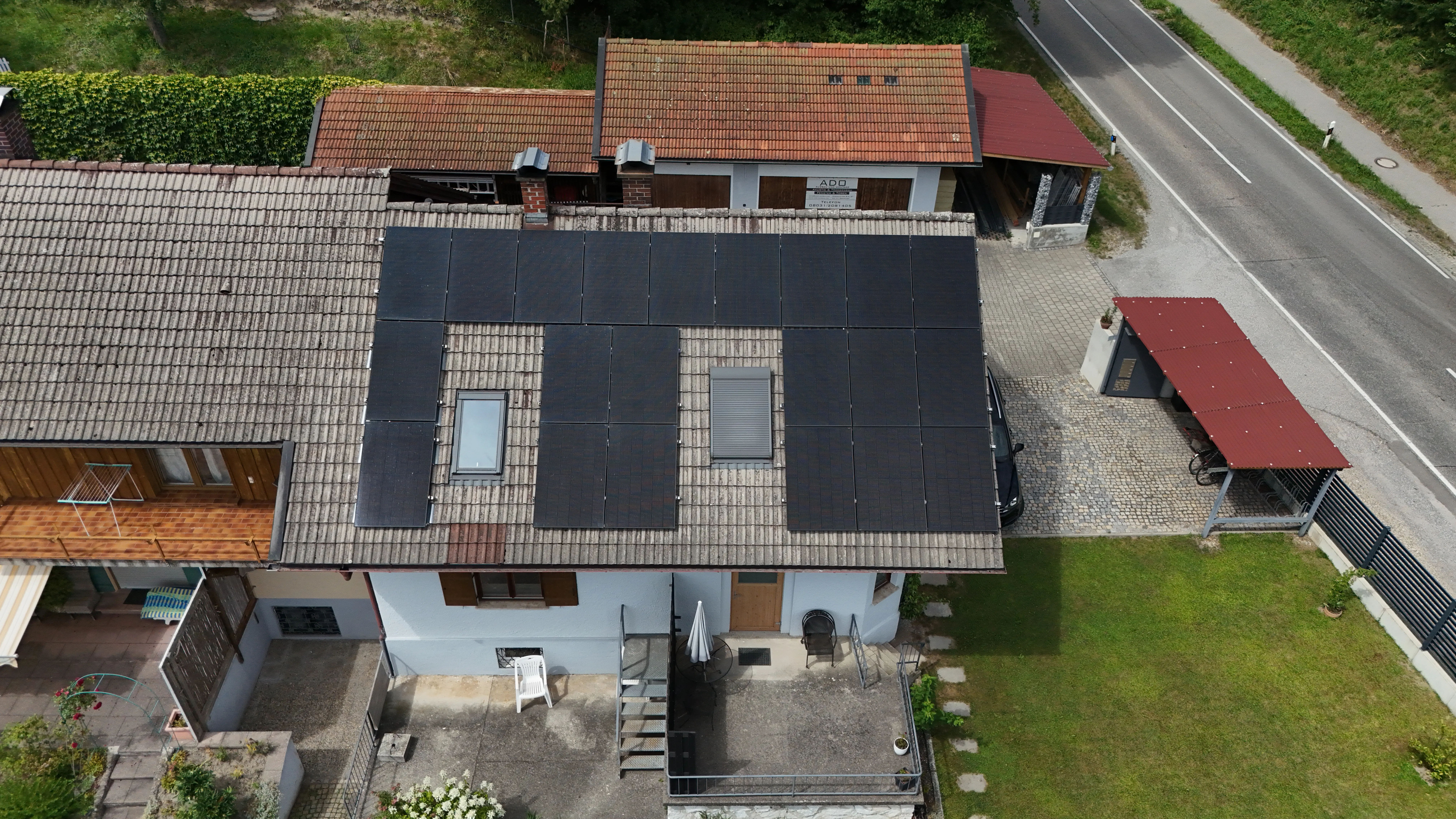 Photovoltaikanlage mit Ja Solar 500W Bifazial Glas-Glas Full Black JAM60D41 LB auf dem Kundendach für private und gewerbliche Photovoltaikanlagen