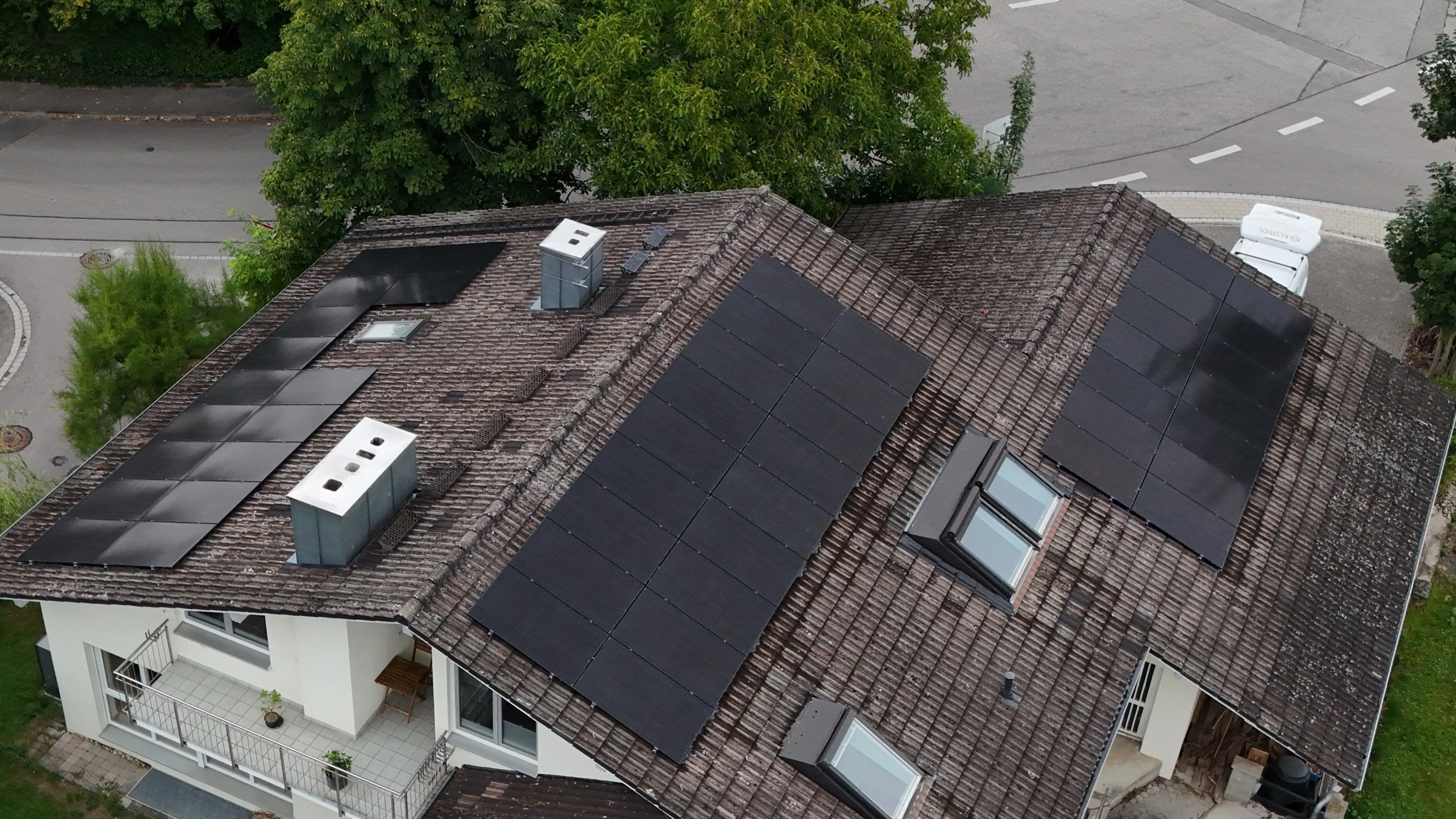 Kundendach mit Hochleistungs-Solarmodul mit moderner Zelltechnologie – maximale Effizienz für PV-Anlagen Jinko Tiger Neo 460 Wp N-Type Solarmodul Fullblack 48HL4M-DB