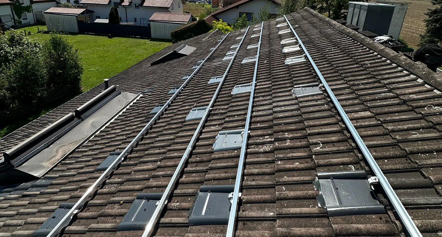 Montage von Metalldachplatten und Unterkonstruktion K2 Systems Singlehook und SingleRail System für sichere und langlebige PV-Dachmontage