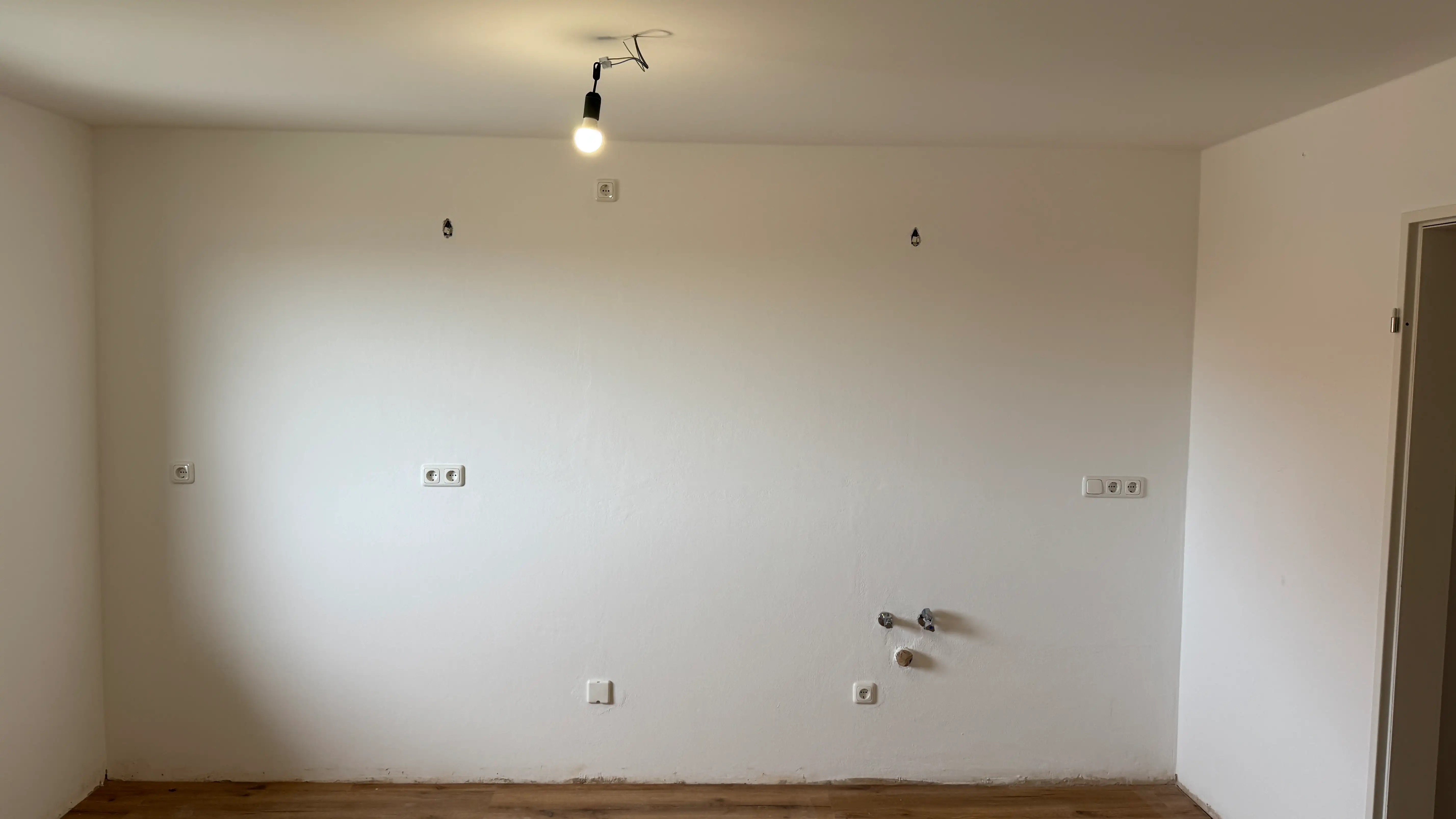 Feininstallation der Küchenwand – installierte Steckdosen, Schalter und Beleuchtungsauslässe