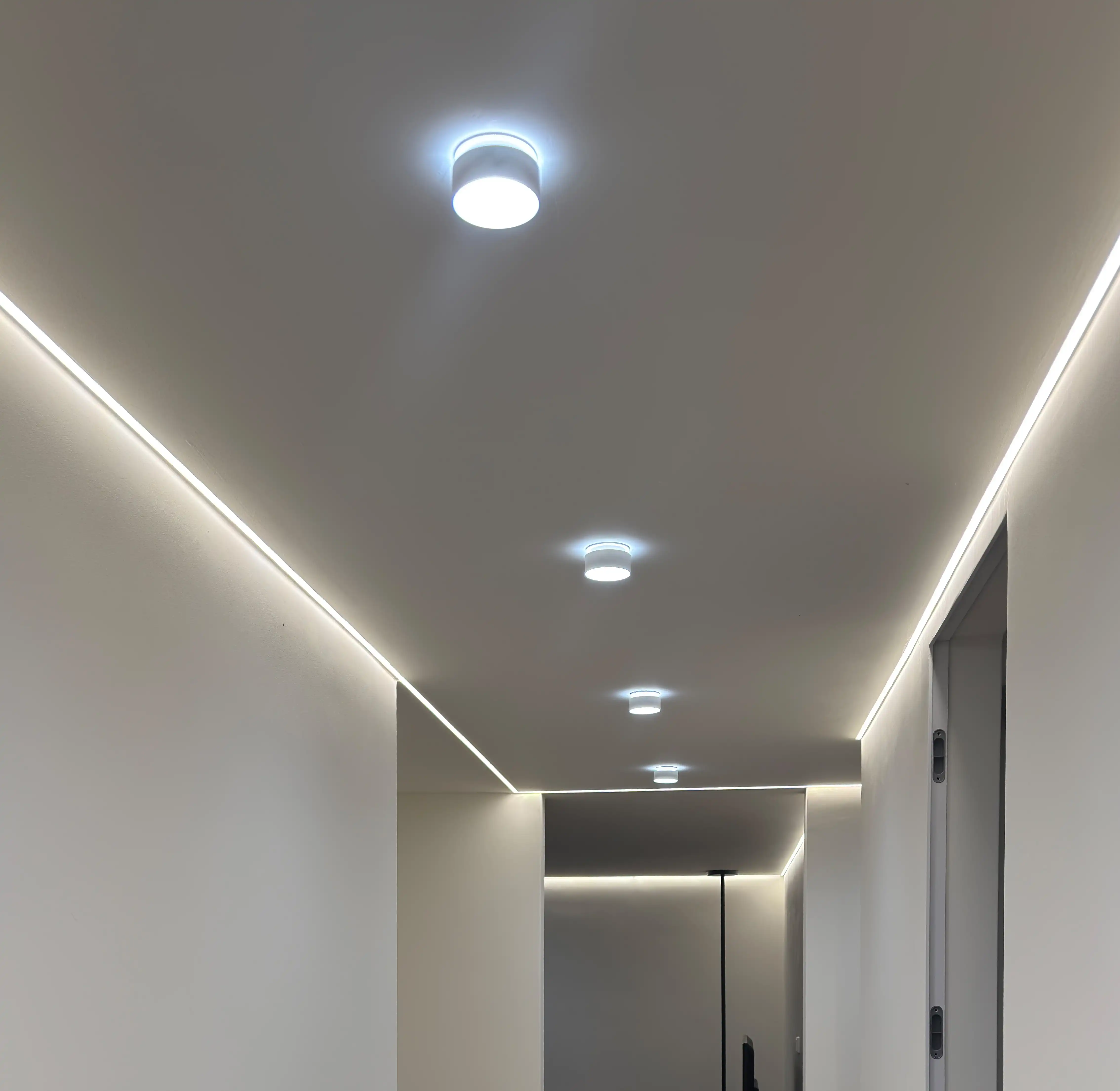 LED-Strips und Einbaudownlights für modernes Wohnambiente – energieeffiziente Beleuchtung und stimmungsvolles Lichtdesign