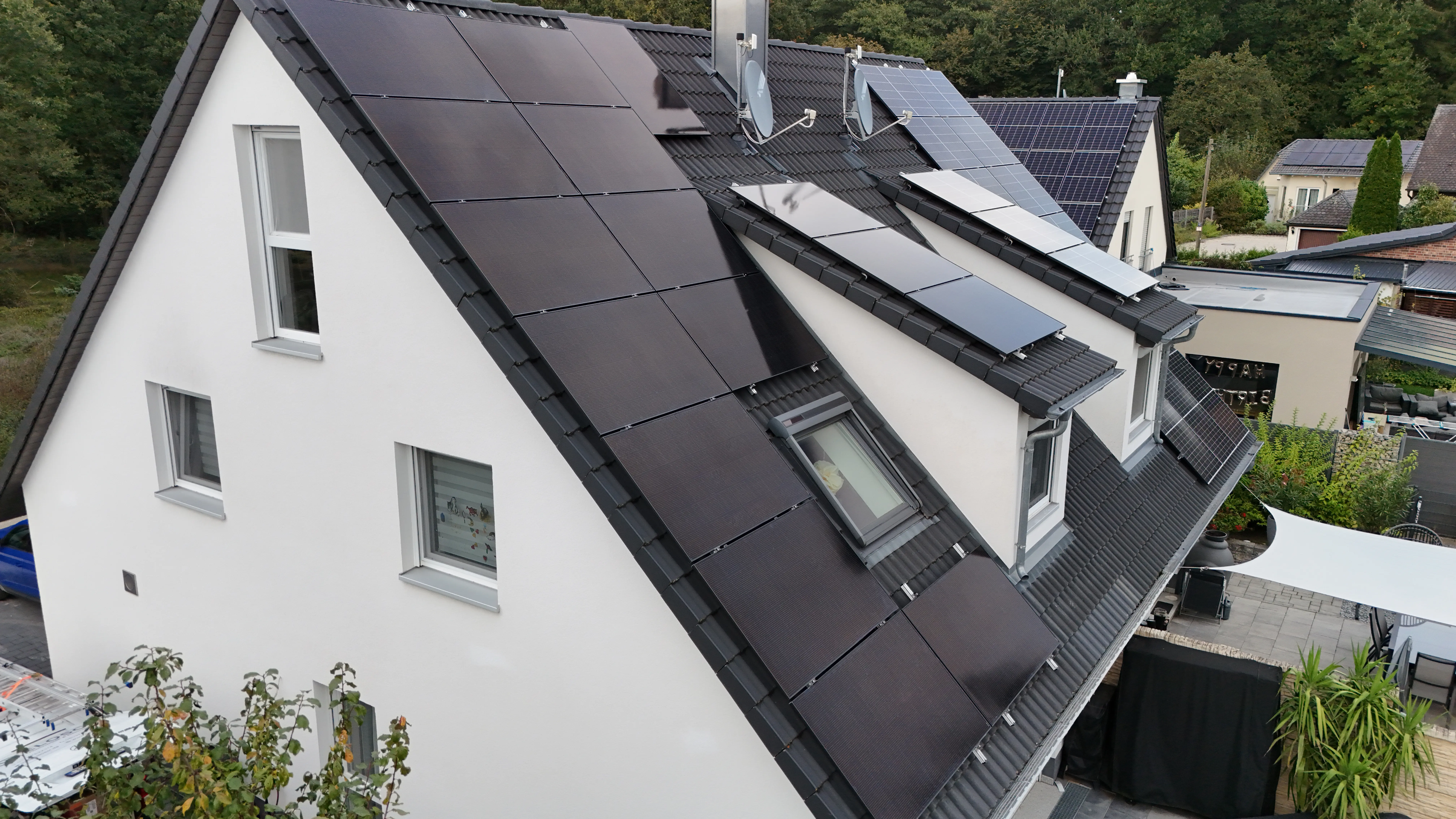 Montage von Solarmodulen des deutschen Herstellers Solar Fabrik Mono S4 Halfcut | Trend Full Black mit 30 Jahre Herstellergarantie