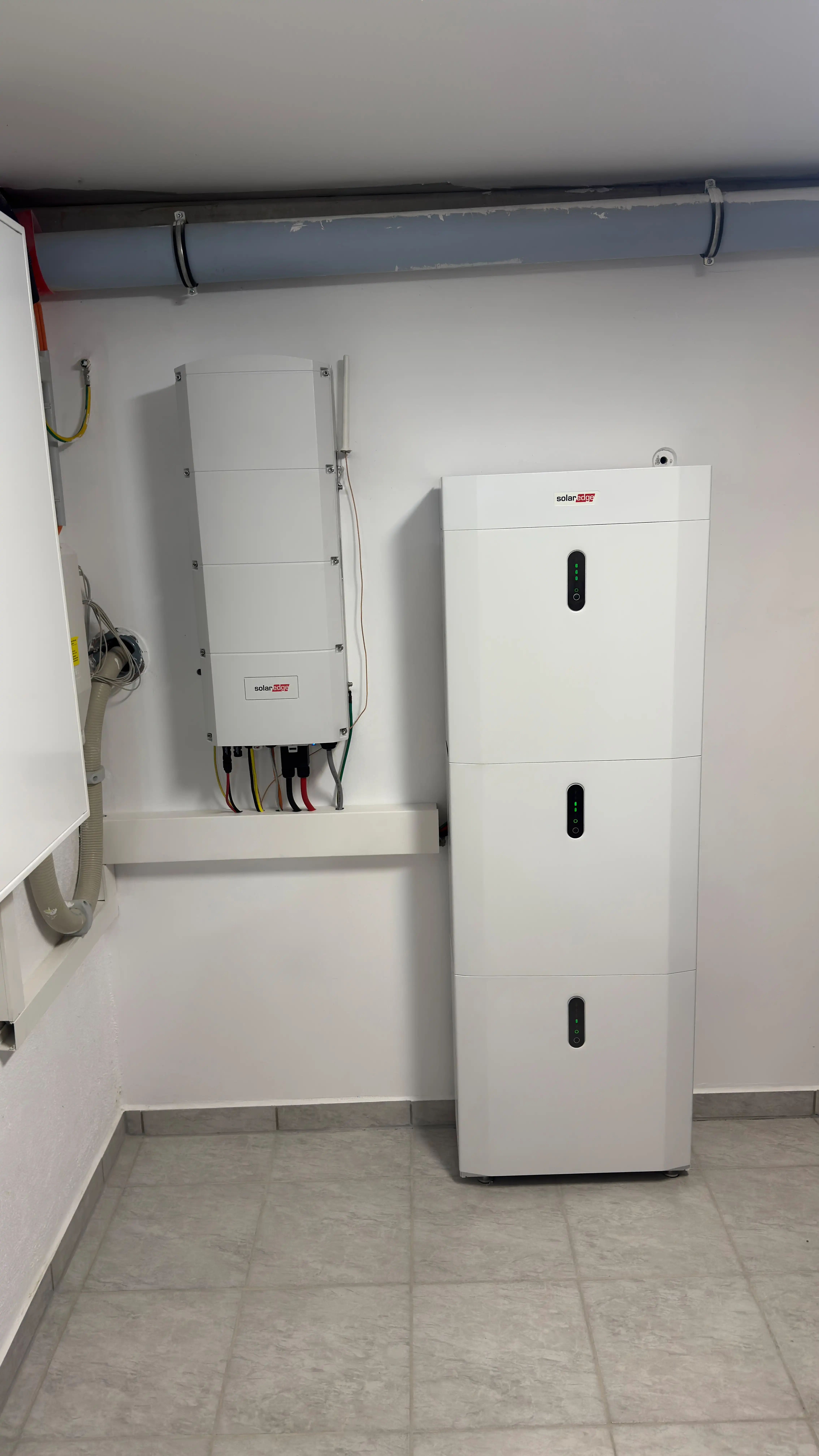 SolarEdge Home Battery 13.8 kWh Stromspeicher kombiniert mit SolarEdge Home Hub RWB Hybrid-Wechselrichter – kobaltfreie Lithium-Eisenphosphat-Batterie für effiziente und sichere Solarstromspeicherung