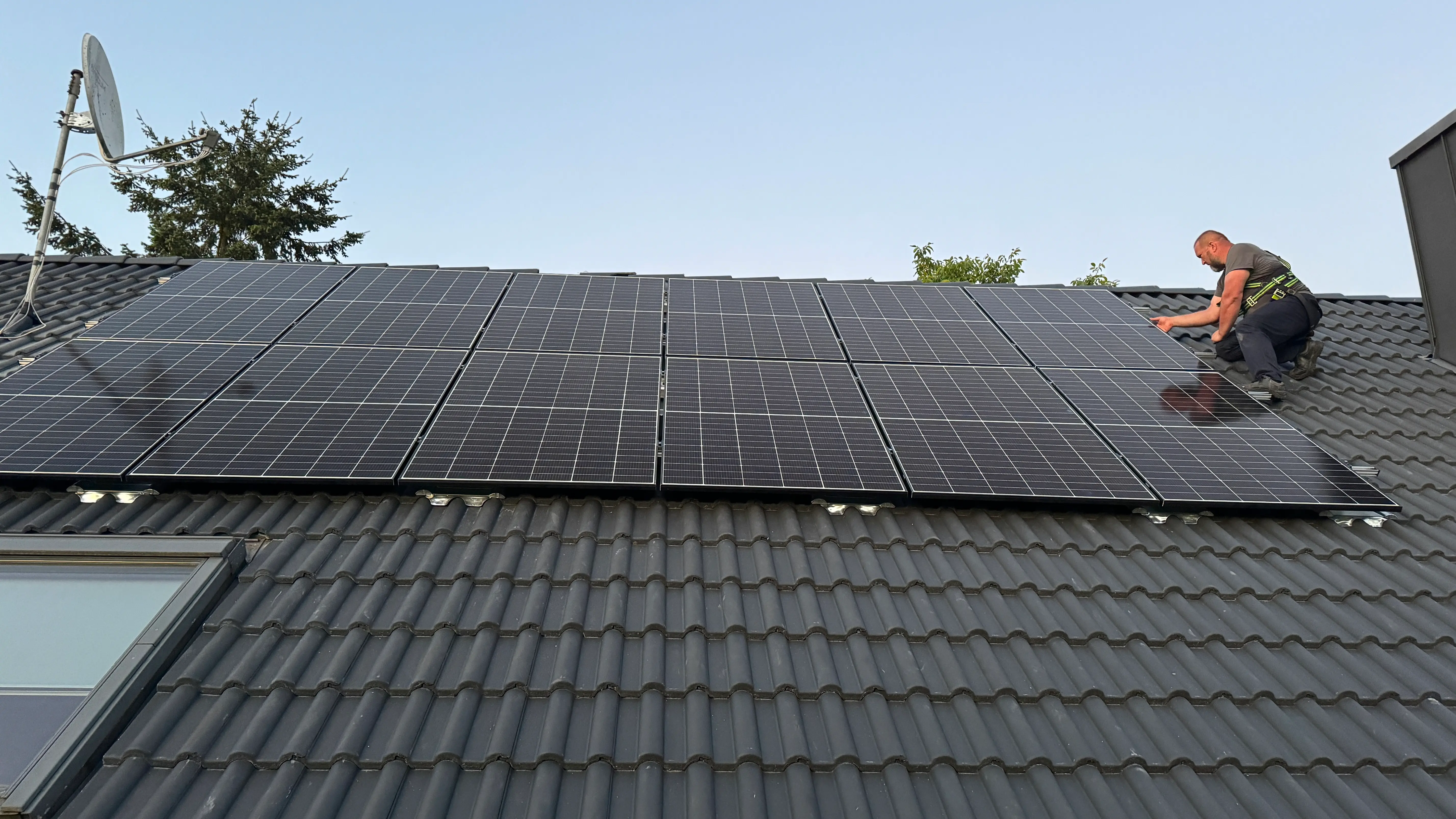 Installation von PV-Modulen Trina 450Wp Vertex S+ TSM-NEG9R.25 Glas-Glas Fullblack