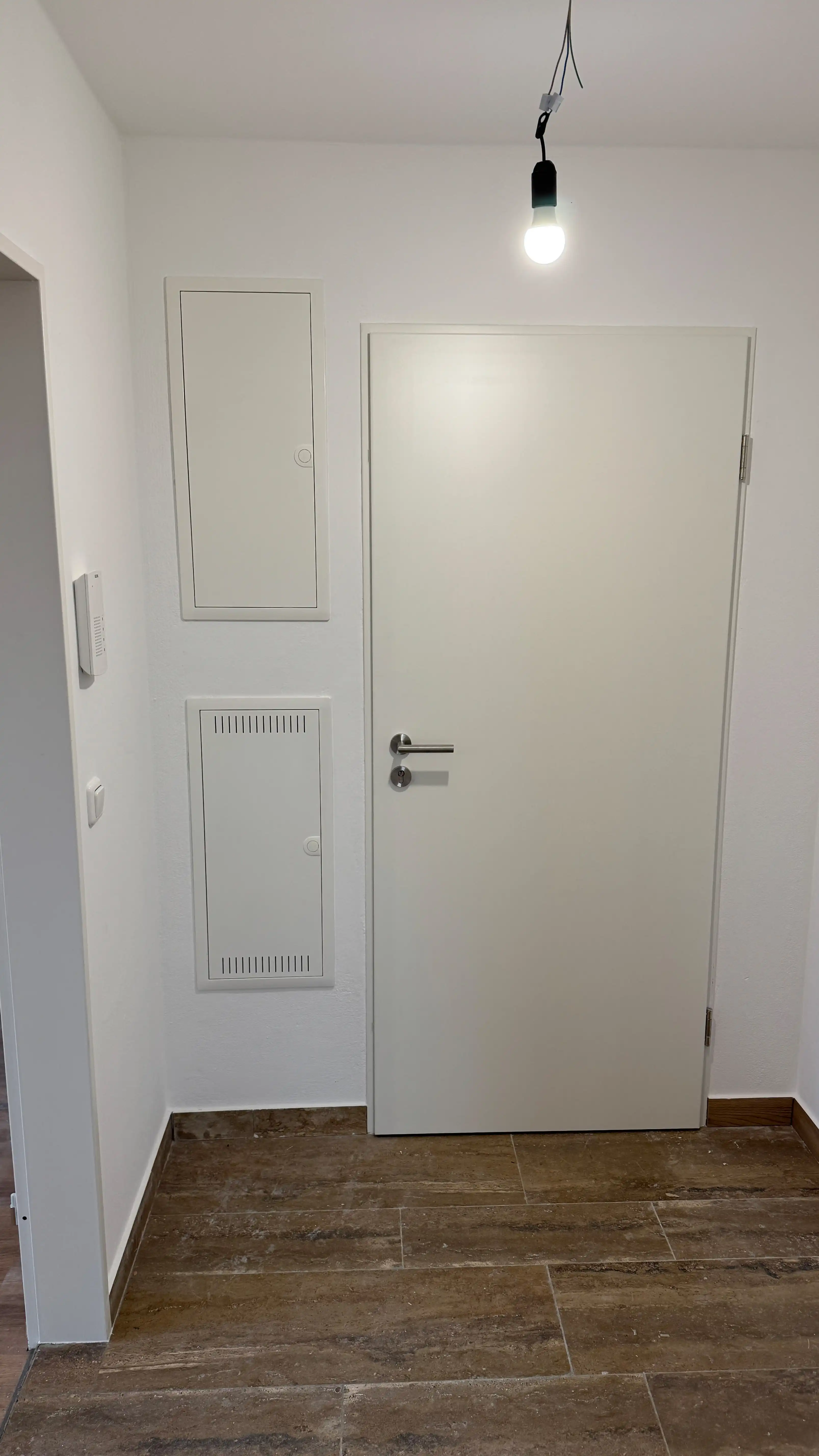 Eingangsbereich einer Wohnung mit Gegensprechanlage, Unterverteiler und Medienverteiler für sichere Strom- und Kommunikationsverteilung